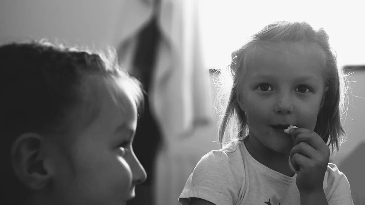 Jalousie entre frère et sœur : ce qui la déclenche vraiment, raconté par des parents