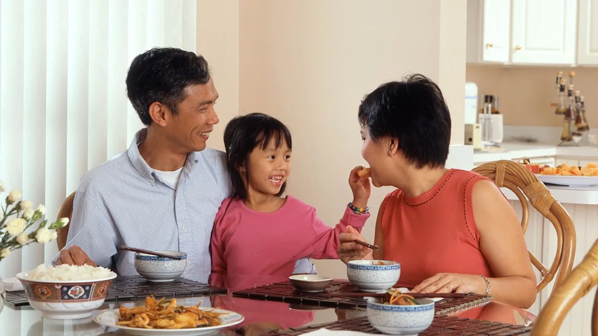 « Il ne mange rien » : ce que vivent les parents autour de la table, sans conseils